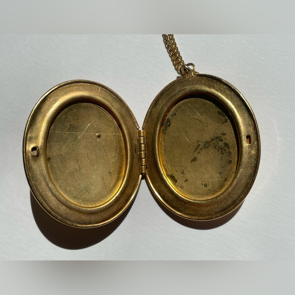 Vintage Locket With Etched Design And Glass Cherry Blossom Cabochon - Picture 7 of 10